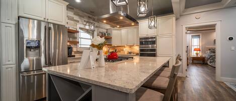 Kjøleskap, mikrobølgeovn, ovn og kokeplater