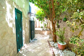 Exterior detail - SuiteHouse78-Elegant Central Apartment with Private Garden, near Bari Old Town (Bari)