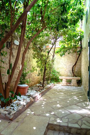 Terrace/patio - SuiteHouse78-Elegant Central Apartment with Private Garden, near Bari Old Town (Bari)