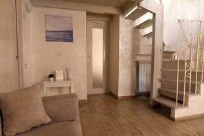 Interior - SuiteHouse78-Elegant Central Apartment with Private Garden, near Bari Old Town (Bari)