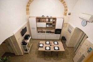 Fridge, microwave, oven, stovetop - SuiteHouse78-Elegant Central Apartment with Private Garden, near Bari Old Town (Bari)