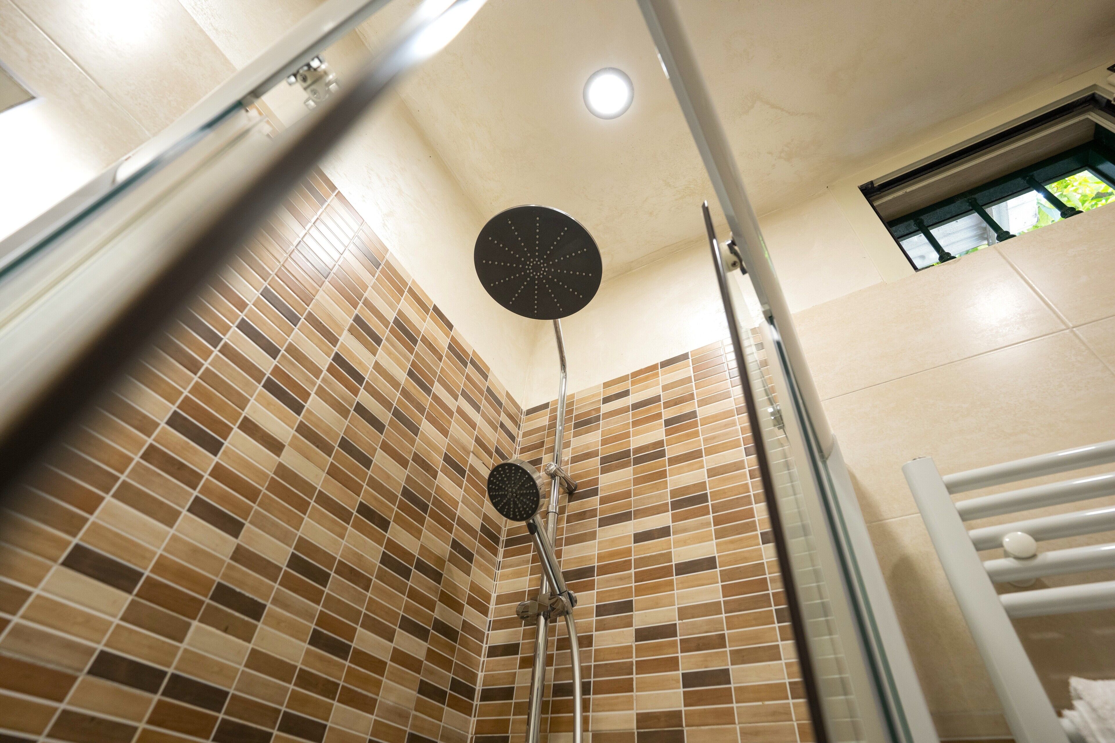 Doccia, asciugacapelli, bidet, asciugamani