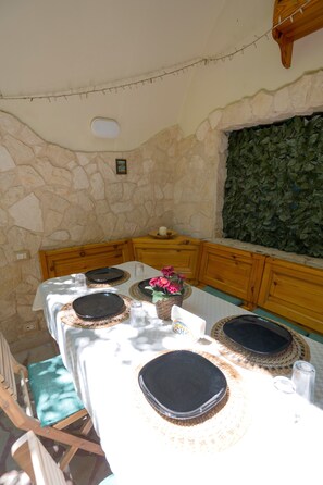 Dining - SuiteHouse78-Elegant Central Apartment with Private Garden, near Bari Old Town (Bari)