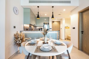 Luxury Apartment, Golf View | In-room dining - PVH -  1BR plus Single Bed - Golf Gate (Dubai)