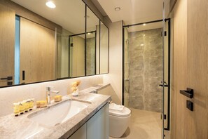 Luxury Apartment, Golf View | Bathroom | Shower, hair dryer, bidet, towels - PVH -  1BR plus Single Bed - Golf Gate (Dubai)