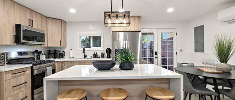 Réfrigérateur, micro-ondes, four, plaque de cuisson