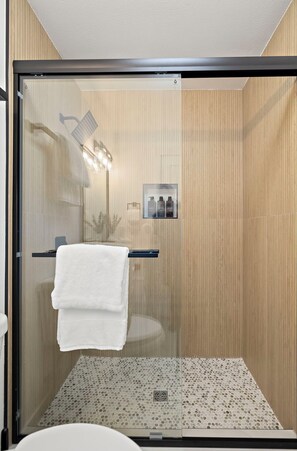 Hair dryer, towels, soap, shampoo - Modern 6BR Lynnwood Retreat w/ AC • 2 Full Chef Kitchens • Close to Downtown (Lynnwood)