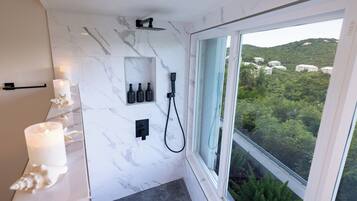 Douche, sèche-cheveux, serviettes fournies, savon