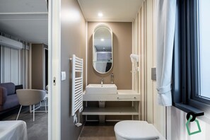 บ้านเคลื่อนที่เอ็กเซกคิวทีฟ | ห้องน้ำ | ฝักบัว, ไดร์เป่าผม (มีให้บริการตามคำขอ), โถสุขภัณฑ์แบบบิเดท์, ผ้าเช็ดตัว