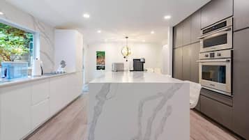 Stovetop, coffee/tea maker, electric kettle, lobster pot