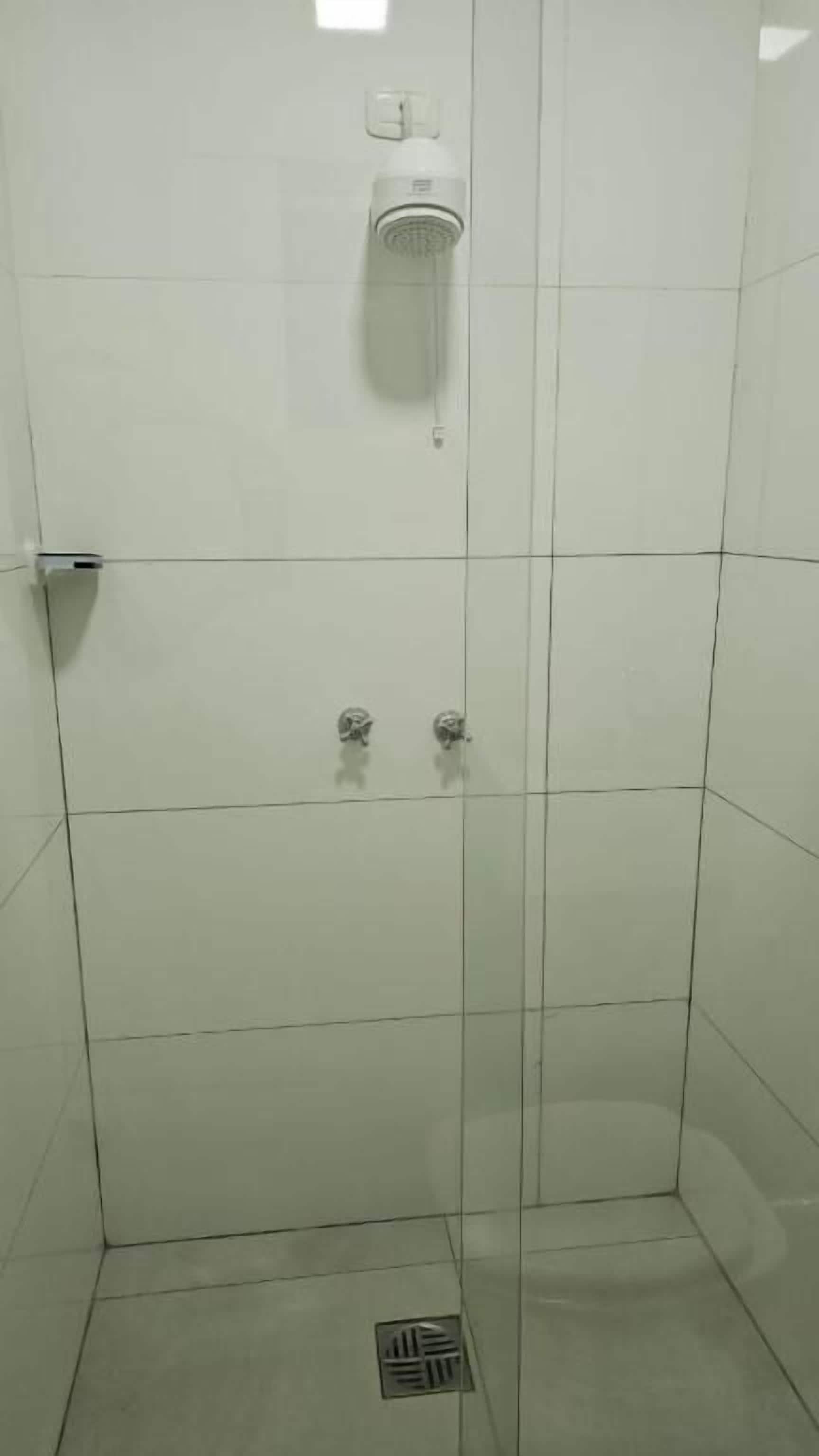 Regadera, amenidades de baño gratuitas, toallas, papel de baño 