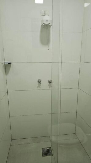 تجهيزات دش، مستلزمات مجانية للعناية الشخصية، مناشف، ورق حمّام