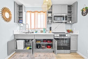 Fridge, microwave, oven, stovetop - Honolulu Central 1 Bd 1 Ba (Honolulu)