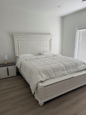 3 slaapkamers, een strijkplank/strijkijzer, wifi, beddengoed
