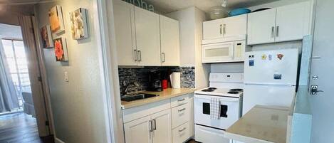 冷蔵庫、電子レンジ、オーブン、コンロ