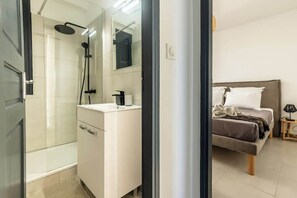Douche, sèche-cheveux, serviettes fournies