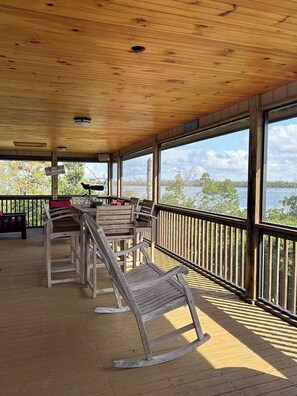 Outdoor dining - Catch n' Relax: 3BR/2BA Secluded Retreat with Private Dock & Beach Access. (Placida)