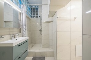 Shower, hair dryer, towels, soap - DP Homes Exarcheia 1Α - Central Stone Apt near Metro & Museum (Athina)