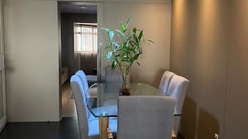 Apartamento conforto, vista para a praia | Área de estar