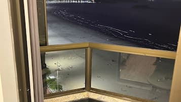 Apartamento conforto, vista para a praia | Área de estar