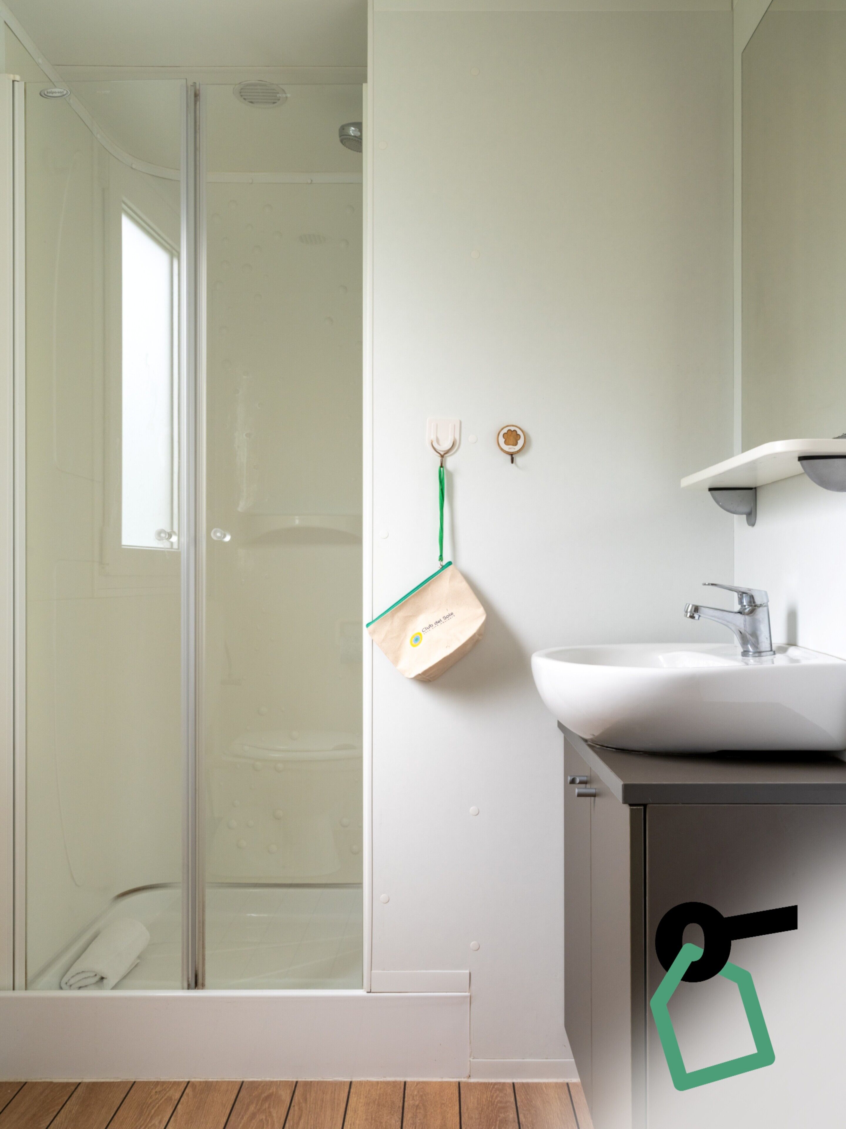 Mobile Standard-Unterkunft | Badezimmer | Dusche, Bidet, Handtücher, Toilettenpapier