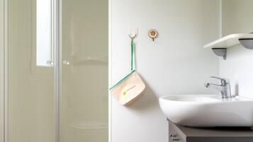 Mobile Standard-Unterkunft | Badezimmer | Dusche, Bidet, Handtücher, Toilettenpapier