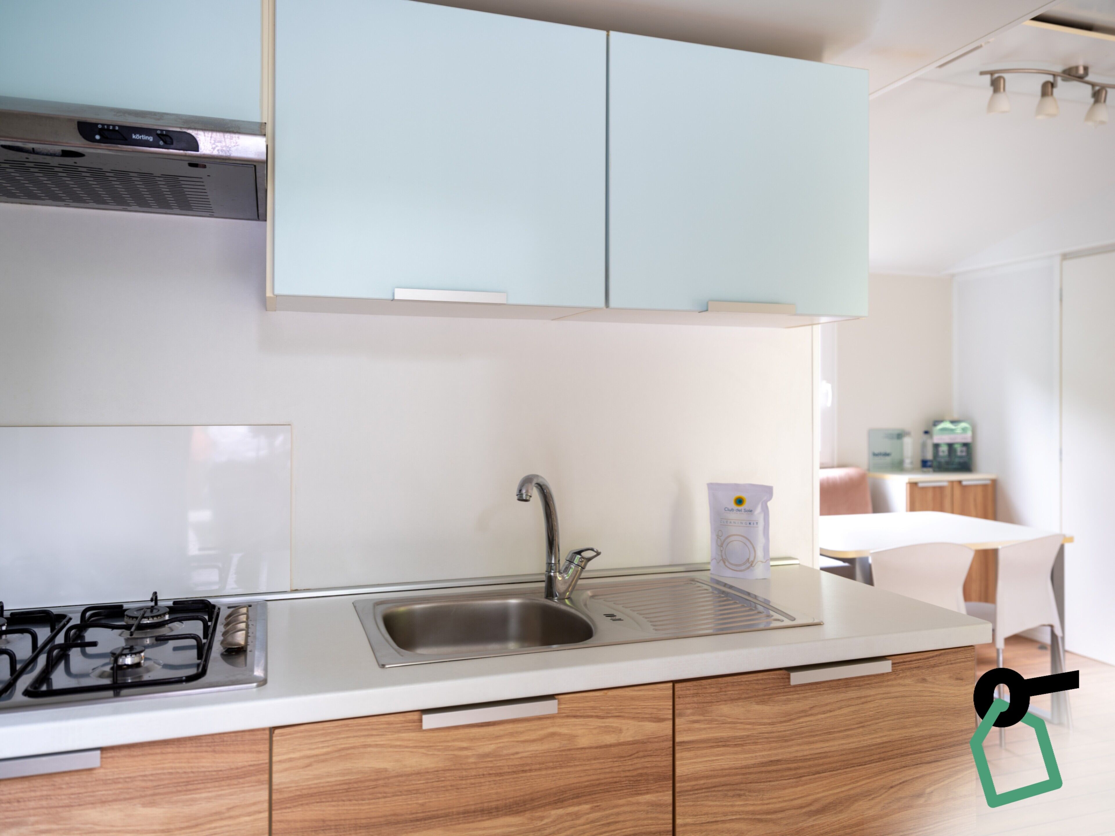 Standard-mobile home | Privat køkken | Køleskab, kogeplade, køkkentøj/tallerkener/redskaber