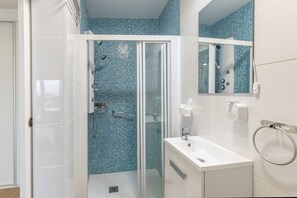 Regadera, secadora de cabello, toallas 