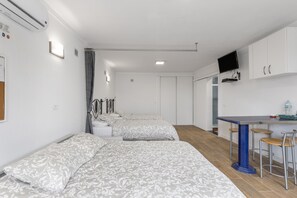 Tabla de planchar con plancha, wifi y ropa de cama
