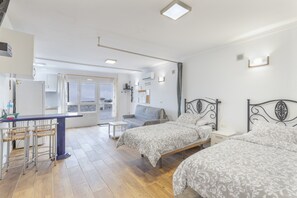 Tabla de planchar con plancha, wifi y ropa de cama 