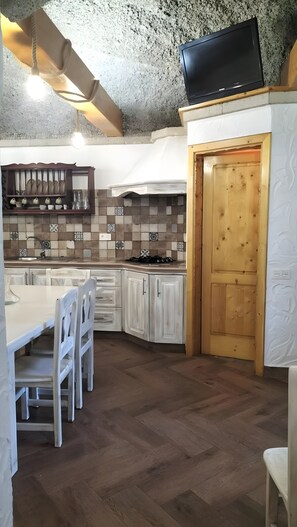 Réfrigérateur, micro-ondes, plaque de cuisson, cafetière/bouilloire