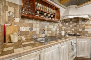 Fridge, microwave, stovetop, coffee/tea maker - Vacation 'Finca Con Piscina En Arafo' with Mountain View, Private Pool and Wi-Fi (Santa Cruz de Tenerife)