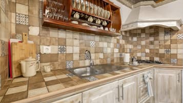 Kühlschrank, Mikrowelle, Herdplatte, Wasserkocher mit Kaffee-/Teezubehör