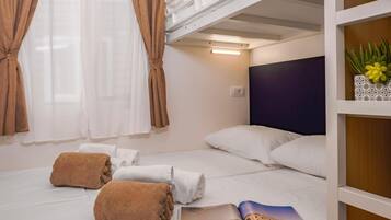 Superior-Bungalow, Terrasse | Babybetten, Bettwäsche