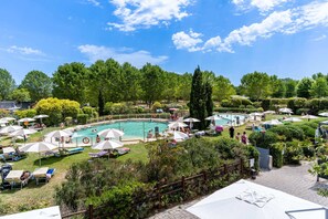 Kolam renang outdoor musiman