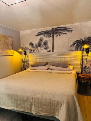 2 bedrooms, iron/ironing board, Internet, bed sheets - Huge for group of 6 people steps from the subway, best location, safe place (Providencia)