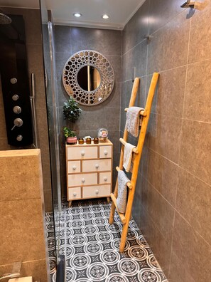Douche, sèche-cheveux, serviettes fournies, savon