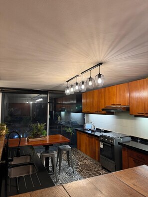 Private kitchen - Huge for group of 6 people steps from the subway, best location, safe place (Providencia)