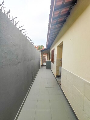 Property grounds - Cozy house in Balneário Jussara, Mongaguá. Just 600m from the beach. Pets allowed. (Mongaguá)