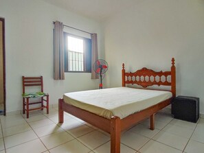 2 bedrooms, free WiFi - Cozy house in Balneário Jussara, Mongaguá. Just 600m from the beach. Pets allowed. (Mongaguá)