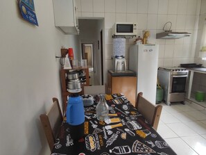 Fridge, microwave, stovetop, blender - Cozy house in Balneário Jussara, Mongaguá. Just 600m from the beach. Pets allowed. (Mongaguá)