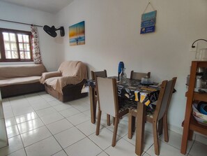 Smart TV - Cozy house in Balneário Jussara, Mongaguá. Just 600m from the beach. Pets allowed. (Mongaguá)