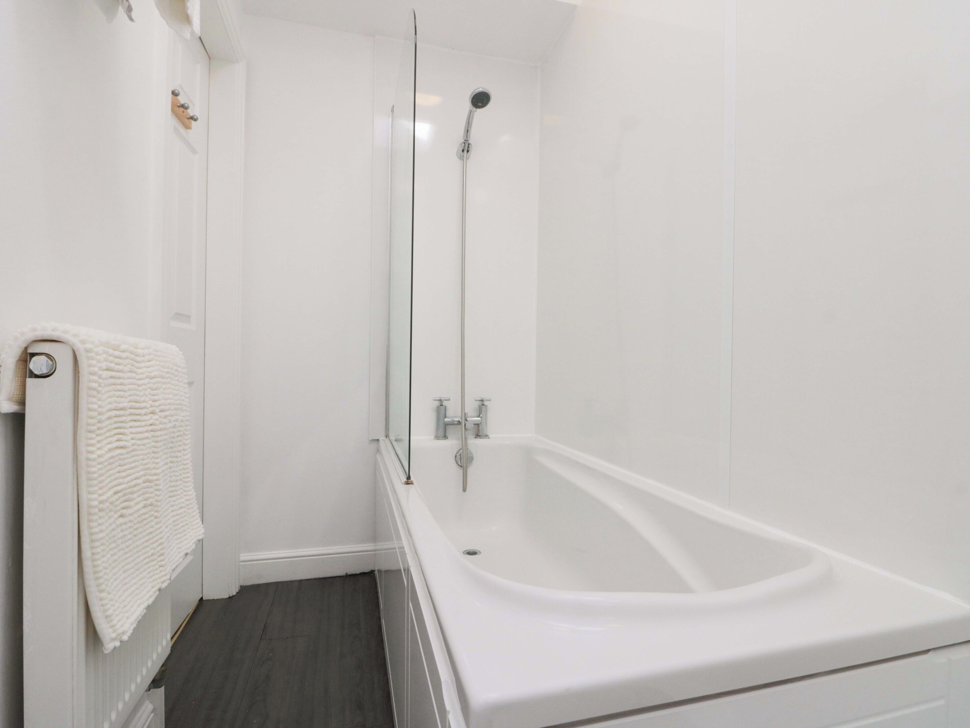Cottage | Badkamer | Een douche
