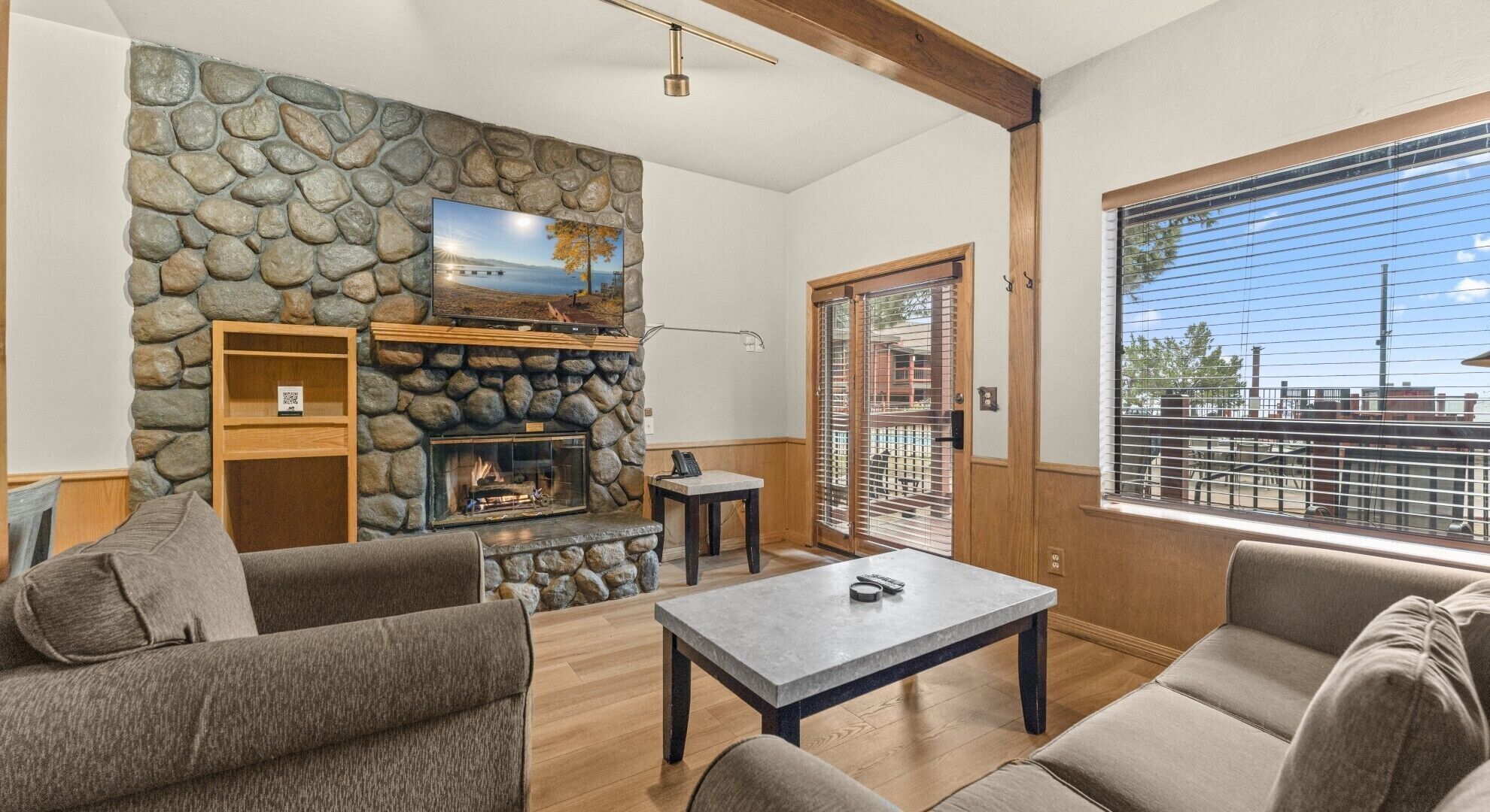 Een televisie, een open haard en boeken