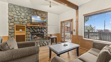 Een televisie, een open haard en boeken