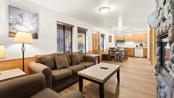 Een televisie, een open haard en boeken