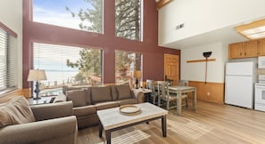 Televisión, chimenea y libros