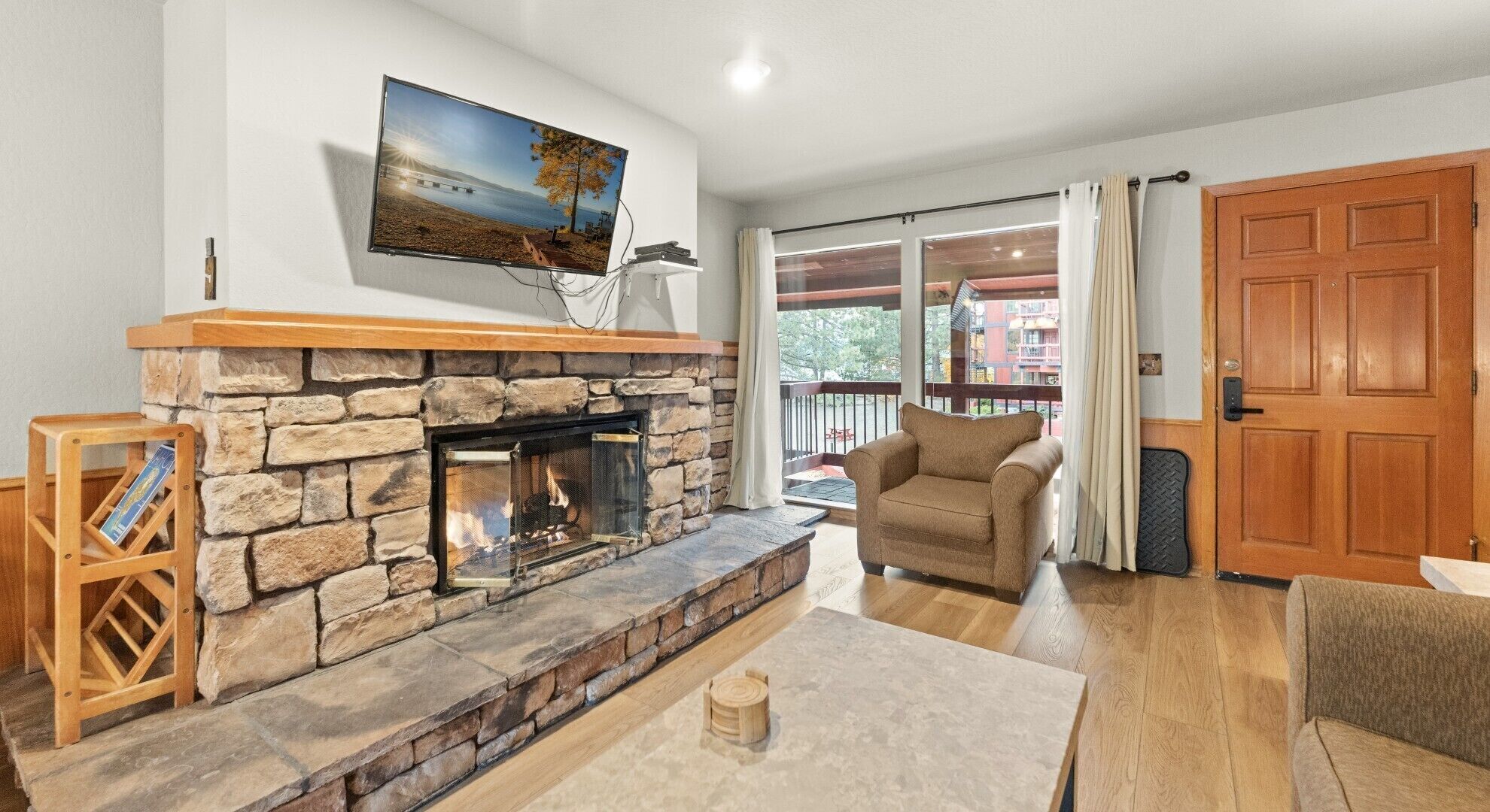 Een televisie, een open haard en boeken