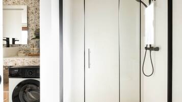 Een haardroger, handdoeken, zeep, toiletpapier