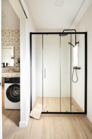 Sèche-cheveux, serviettes fournies, savon, papier toilette